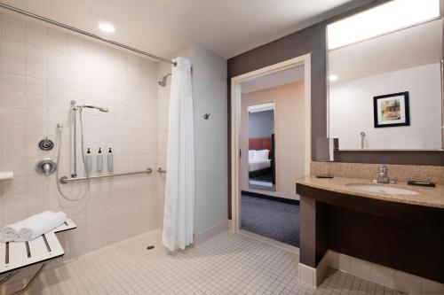 圣何塞圣荷西北/硅谷万怡酒店的带淋浴和盥洗盆的浴室