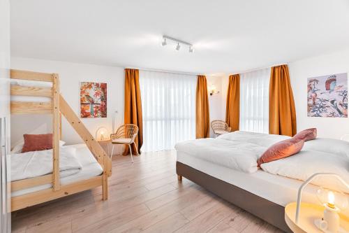 莱因费尔登-埃希特尔丁根Design-Apartment - Küche - Parken - zentral的一间卧室设有两张双层床和一张桌子