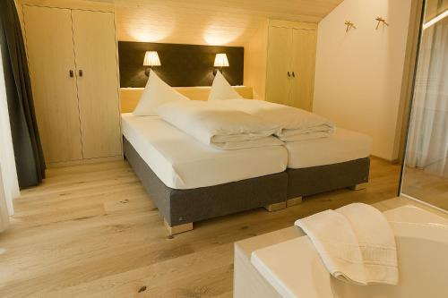 施图本阿尔贝格阿尔山洛奇酒店的一间卧室设有一张大床和一个浴缸