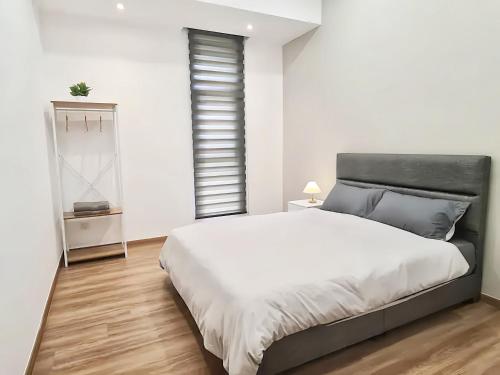 怡保The Cove Hillside Residence Ipoh的白色的卧室设有一张大床和一个窗户