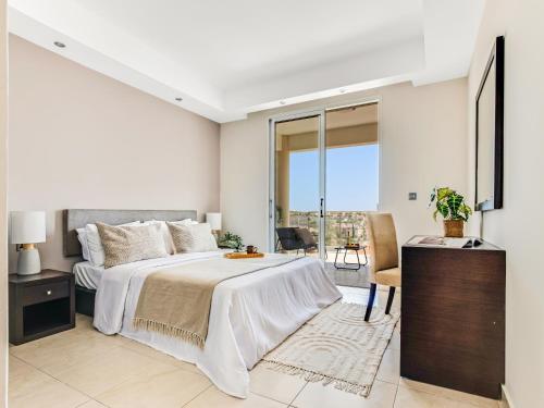 克洛拉卡斯Sanders Seaview Paphos的白色卧室设有一张大床和一个阳台