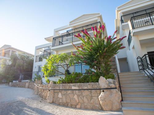 克洛拉卡斯Sanders Seaview Paphos的前面有楼梯和鲜花的建筑