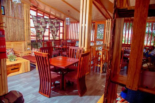 多多马WILLOW INN的一间带木桌和椅子的用餐室
