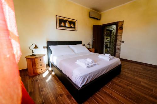 加沃拉诺Villa La Quercia - Garden&Relax的一间卧室配有一张带白色床单的大床