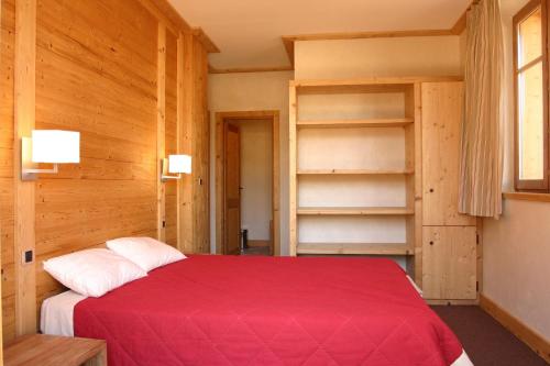 莱德萨阿尔卑斯Cortina - 12 - Appart confort - 8 pers的一间卧室配有红色的床和一些架子