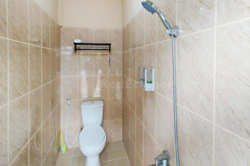 班达楠榜Arwana Inn Lampung RedPartner的浴室配有白色卫生间和淋浴。