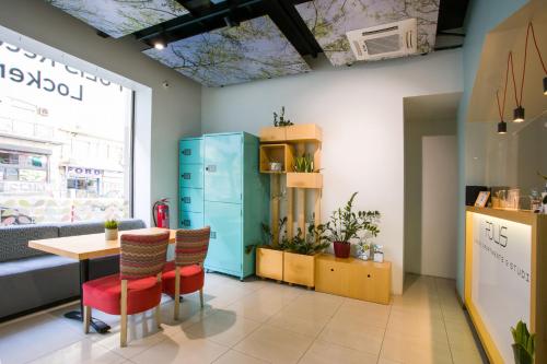 塞萨洛尼基波里斯公寓的客房设有桌椅和窗户。