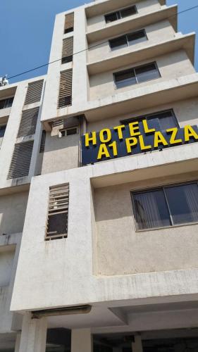 艾哈迈达巴德Hotel A1 Plaza, Ahmedabad的大楼一侧广场标志的酒店