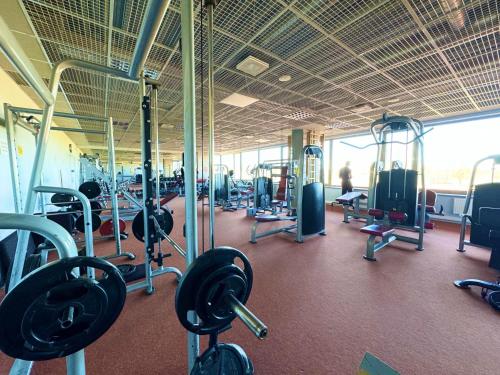塔尔图Tamme staadioni hostel的建筑物内装备丰富的健身房