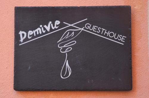莱里奇DEMIVIE GUESTHOUSE的粉笔板上放着一把剪刀