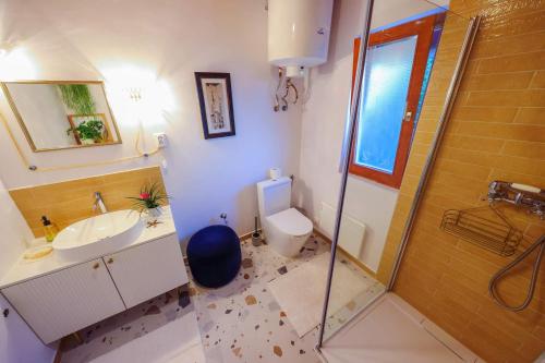 加尔多尼Kisház的浴室配有卫生间、盥洗盆和淋浴。