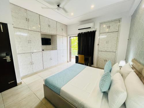 诺伊达Comfort stay Noida sector 19的一间卧室配有一张大床和电视