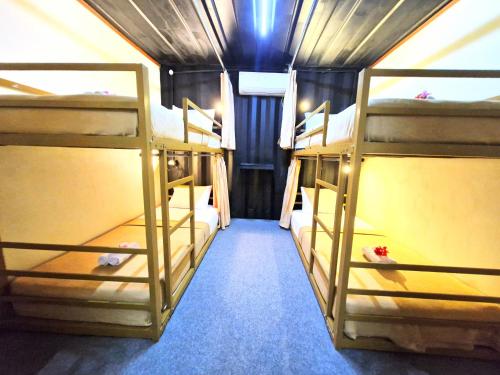 圣吉吉Karcof Container Hostel的房屋内带三张双层床的房间