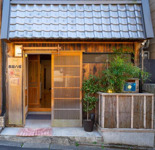 京都美筑八坂的带有门的小房子的入口