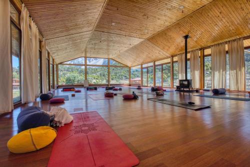 穆拉Babakamp Eco Ranch & Retreat的地板上有很多瑜伽垫的房间