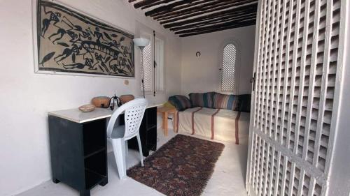 哈马马特Dar Essarouel Hammamet的客房设有书桌、椅子和沙发。