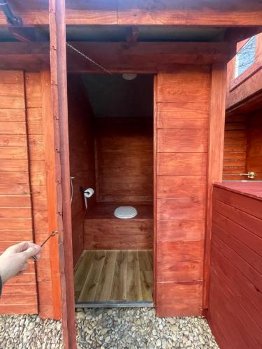 MizernaBIWAK Na Sygulnej Przywieź namiot的小木屋内设有一个卫生间