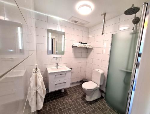 兰斯克鲁纳GEG Hotel的浴室配有卫生间、盥洗盆和淋浴。