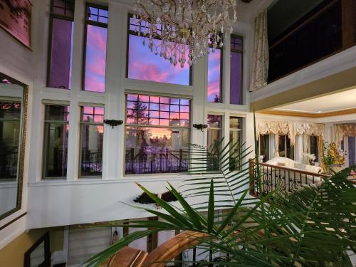 萨里The Empress Palace Hotel的一座带吊灯和植物的大建筑
