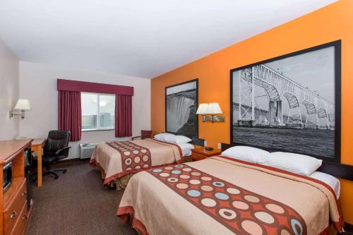 萨利纳萨利纳席林路速8汽车旅馆的酒店客房配有两张床和一张书桌
