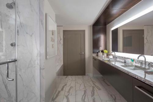 亚特兰大亚特兰大中城区中心凯悦酒店的一间带两个盥洗盆和淋浴的浴室