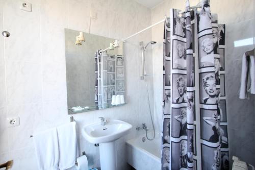 圣地亚哥－德孔波斯特拉PR加利西亚广场酒店的一间带水槽和淋浴帘的浴室