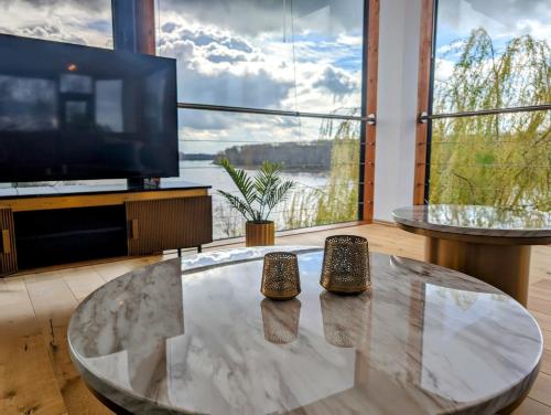 科隆Villa Rheinblick的客厅配有桌子和大电视