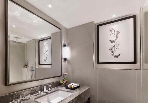 伦敦凯悦伦敦丘吉尔酒店的一间带水槽和镜子的浴室