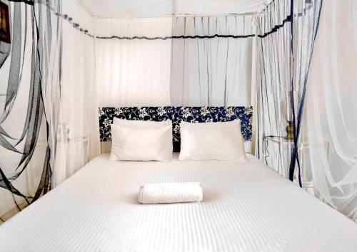科伦坡Lost & Found - Colombo的一间卧室配有一张床,床上有毛巾