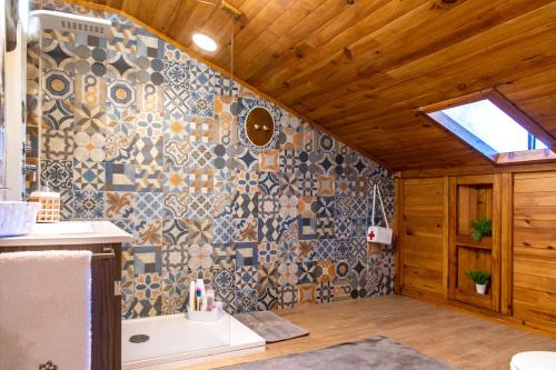 巴塔拉Casa da Lena的一间带水槽和瓷砖墙的浴室