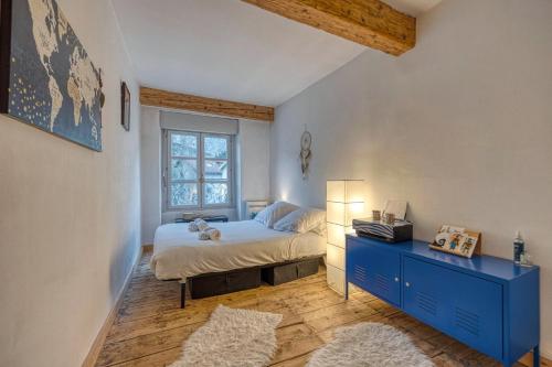 格勒诺布尔Le Fantastic - Quai de Grenoble / Bastille的一间卧室配有一张床、一个蓝色梳妆台和一扇窗户。