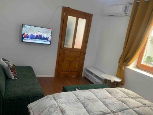 戈里察Traditional Bazaar Home2的卧室配有一张床,墙上配有电视。