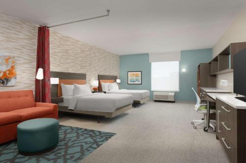 阿比林Home2 Suites By Hilton Abilene Southwest的酒店客房配有两张床和一张书桌