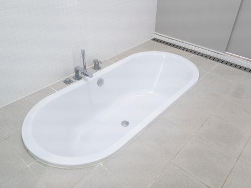 济州市Boutique Pool Villa NAMIB的浴室内设有一个白色浴缸