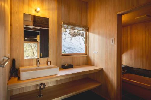 长野awai 戸隠的一间带水槽和窗户的浴室