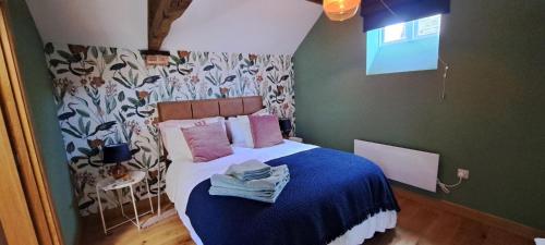 WestonWilde Rooms的一间卧室配有一张带蓝色床单和粉红色枕头的床。