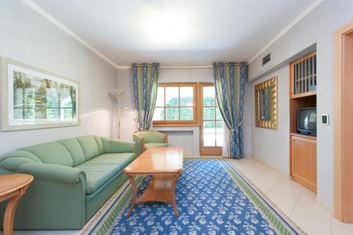 博尔扎诺Residence Werth的客厅配有沙发和桌子