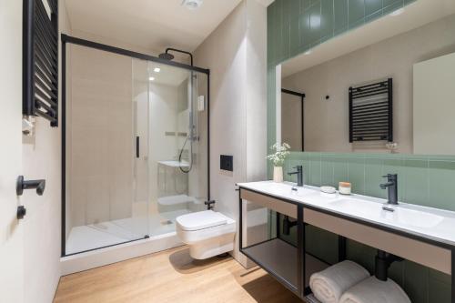 巴塞罗那阿斯帕奇亚斯兰布拉加泰罗尼亚套房公寓的一间带水槽、卫生间和淋浴的浴室