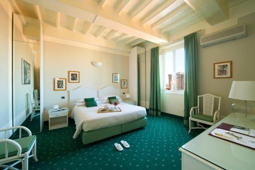 罗马乔治安娜酒店的酒店客房带一张床、一张桌子和椅子