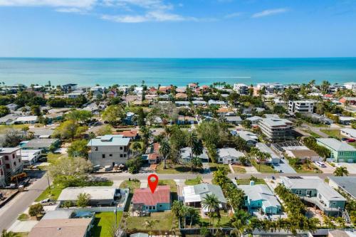 圣徒皮特海滩Relaxing Bungalow Walkable to the Beach!的享有城市的空中景致,设有房屋和海洋