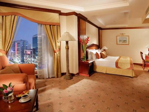 迪拜Knight Castle Hotel - Formerly known as Carlton Palace Hotel的酒店客房设有一张床和一个大窗户
