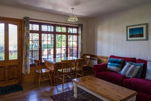 珀斯河滨小屋的客厅配有沙发和桌子