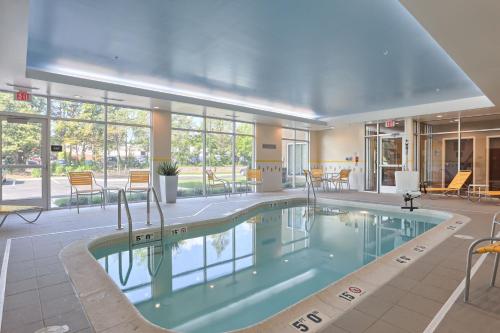 威洛格罗夫Fairfield by Marriott Inn & Suites Philadelphia Horsham的在酒店房间的一个大型游泳池
