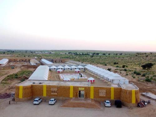 斋沙默尔Royal Luxury Camp Jaisalmer的享有大型建筑空中景色,设有停车场