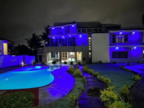 MatolaMATOLA AcCOMMODATION的一座晚上设有游泳池的房子