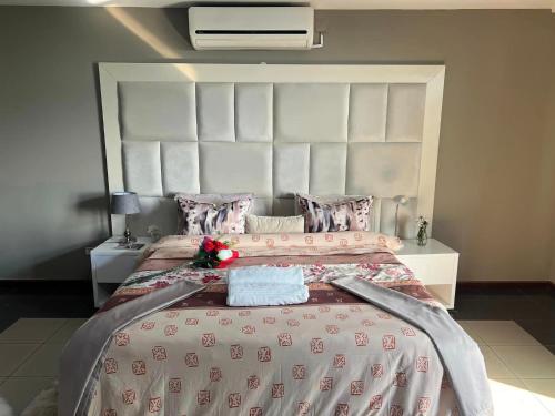 MatolaMATOLA AcCOMMODATION的一间卧室配有一张大床和大床头板