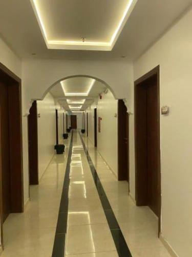 Sharīyahفنون راحتي للشقق المخدومة的走廊,有长长的走廊