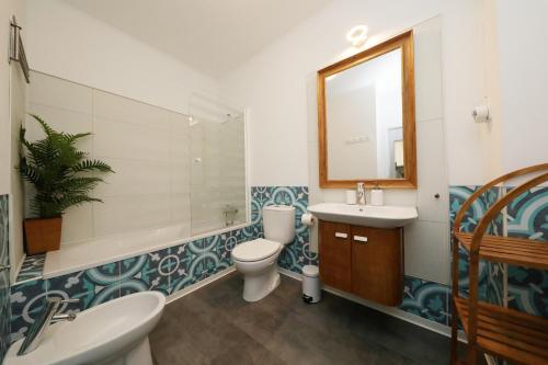 卡巴纳斯·德·塔维拉Royal Cabanas Golf的一间带卫生间、水槽和镜子的浴室