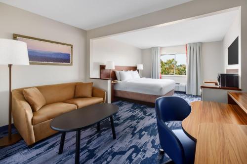 费城菲尔菲得旅舍由万豪费城机场酒店的酒店客房配有床、沙发和桌子。