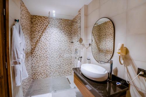 达赫拉TIMAZIN HOTEL DAKHLA的一间带水槽和镜子的浴室